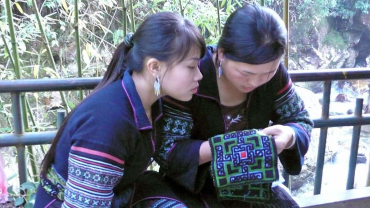 hmong girls embroidery 3.jpg