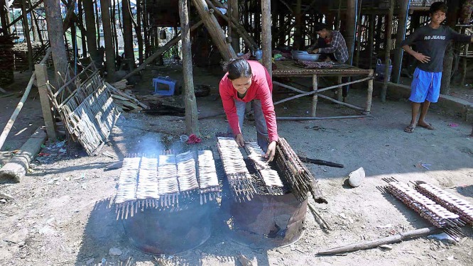 preparing sardines for grill.jpg