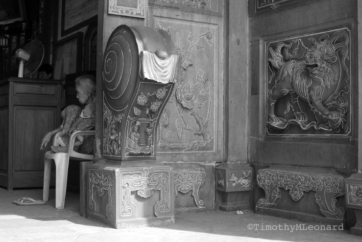 woman chinesse temple.jpg